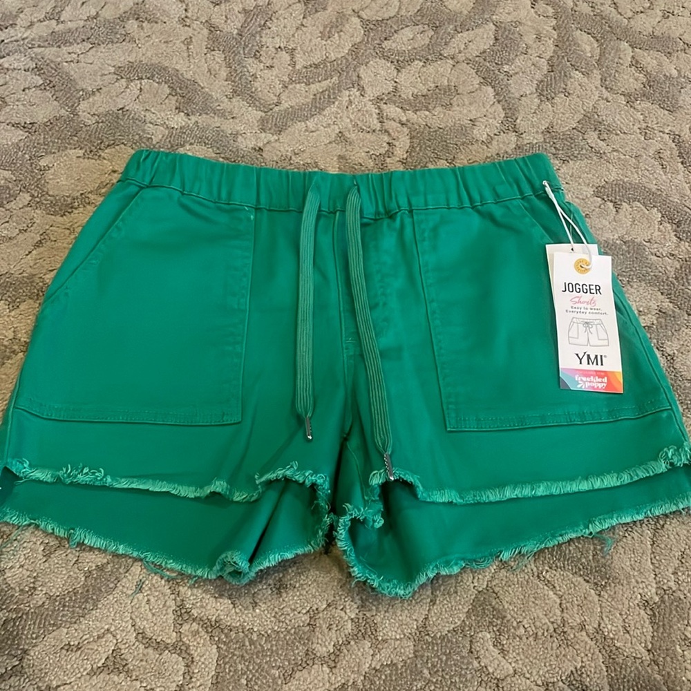 Ladies frayed hem pull on jogger shorts. Longer in the back. New & never worn!